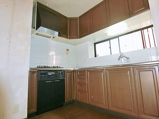 豊富な収納が設置されたL字型のキッチンです。快適な家事導線が確保されています。
