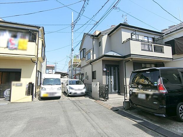 前面道路は私道となっているので、居住者以外の立ち入りがない住環境となっております。