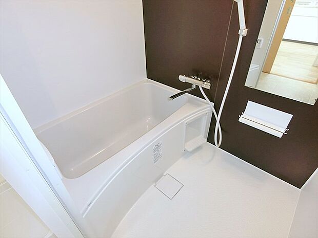 一新された浴室で快適なバスタイムを楽しめます。浴室換気乾燥機・追い焚き機能付きです。