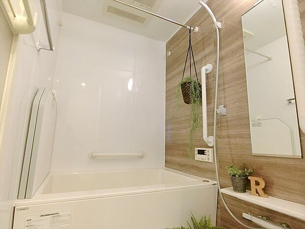 一新された浴室で快適なバスタイムを楽しめます。浴室換気乾燥機・追い焚き機能付きです。