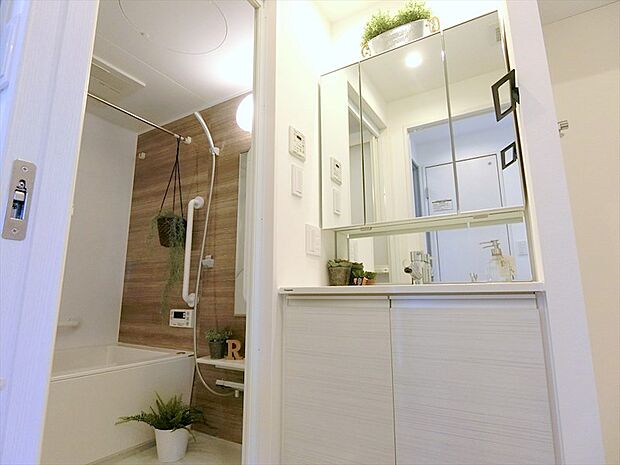 使い勝手の良い収納豊富な3面鏡付き洗面台。シャワー水栓付きでお掃除も簡単に行えますね。
