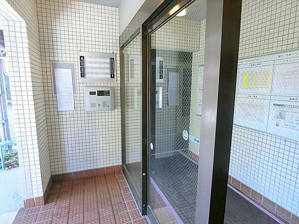 日本ハウズイングによる日勤管理です。エントランスにはセキュリティ面でも安心のオートロックが設置されています。