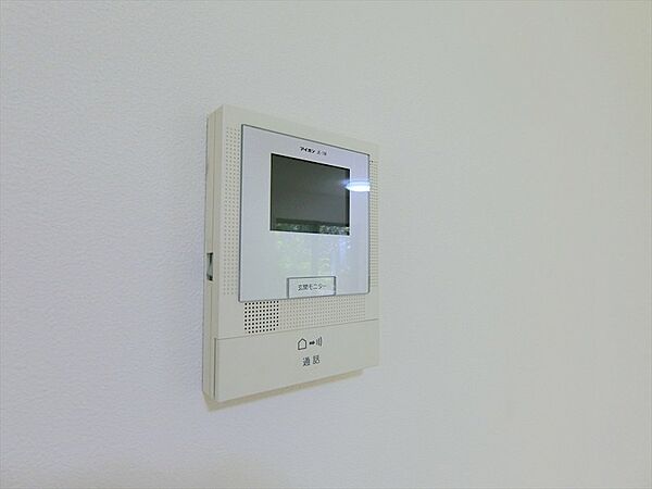 来訪者を目視で確認できるモニター付きインターホン。セキュリティ面でも安心の設備です。