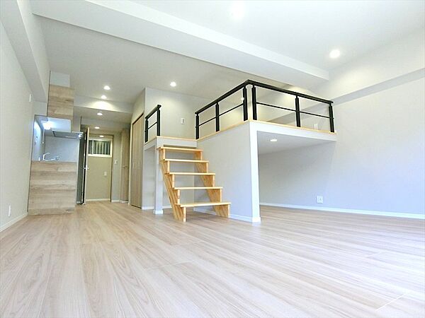 内装・設備を一新したデザインリノベーション住戸。駅チカ物件で通勤やお買物も安心の物件です。