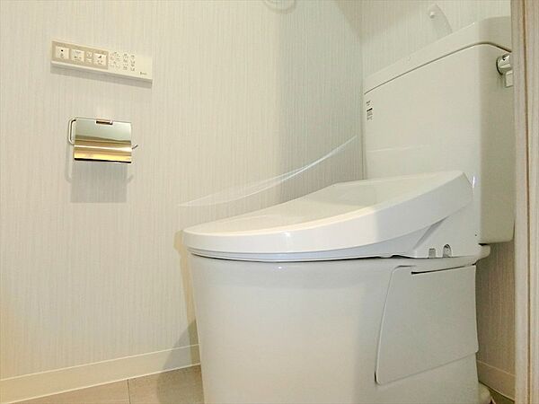 いつも快適に利用できるシャワー機能付きトイレを新規設置済。家計に優しい節水型のエコトイレです。