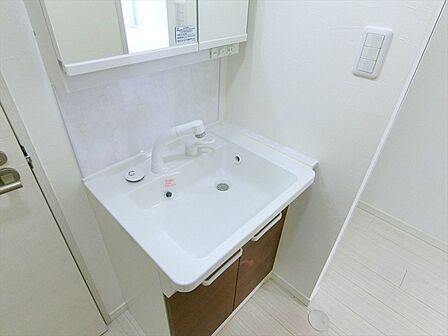 シャワー水栓付きで使い勝手の良い洗面台です。忙しい準備の時間も快適に行えますね。