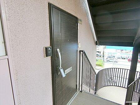 玄関扉は管理組合により交換済です。簡単に開閉ができるプッシュプルドアハンドルです。