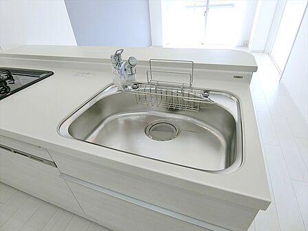 広めのシンクは洗い物も苦になりません。水栓には安心できるお水を手軽に利用できる浄水器付きです。