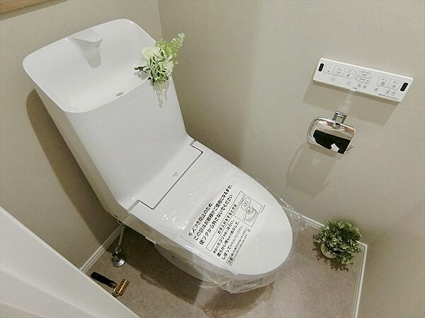 いつも快適に利用できるシャワー機能付きトイレが新規設置済です。家計に優しい節水型のエコトイレです。