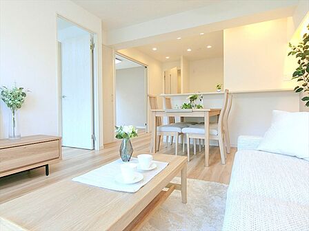 南向きのLDKは13.6帖。南西角部屋の2面バルコニー付きで陽当たり・通風の良い快適なお部屋です。