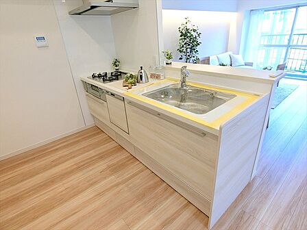 新規設置された対面キッチン。食洗器・浄水器・3口コンロ付きの充実した設備で快適な家事をサポートします。