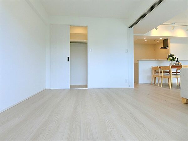 南バルコニーに面した6帖の洋室にはWICを設置。主寝室にぴったりのお部屋です。