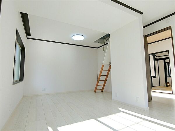 11.7帖の洋室にはグルニエ付きです。間仕切りを設置して2部屋に改装することも可能な造りです。