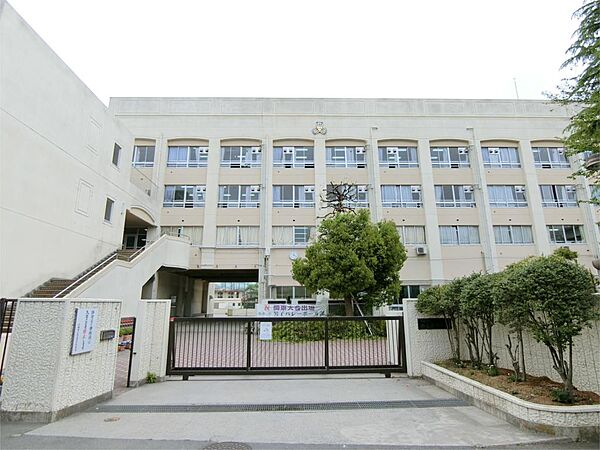 川崎市立西高津中学校（1070m）