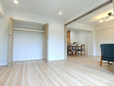 7.2帖の洋室には大型の収納付きで広々快適に利用できます。主寝室にぴったりのお部屋です。