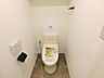 トイレ：いつも快適に利用できるシャワー機能付きトイレを新規設置済です。上部に収納棚も設けました。