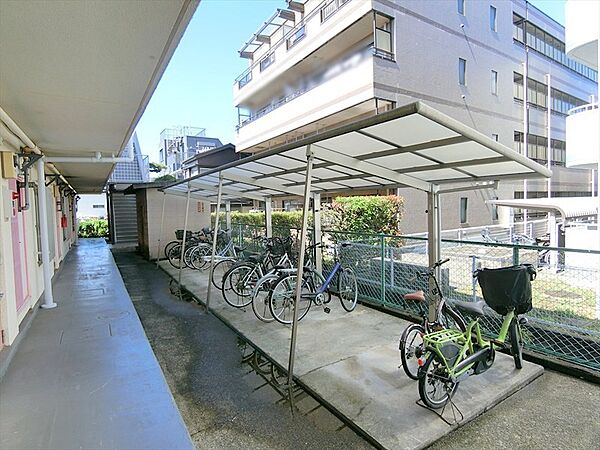 本物件に駐車場は付帯されません。駐輪場は無償で利用することが可能です。