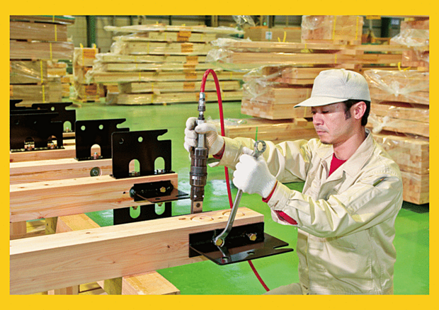 “SE構法”は、施工を担う工務店と木材を加工するプレカット工場が、SE構法を提供するエヌ・シー・エヌを介して密に連携。一気通貫の家づくり体制が整えられています。