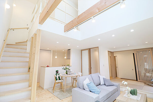 変形地に建てられた明るい吹き抜けのある家