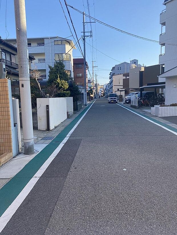 前面道路との高低さがなく、お車の出入りも楽々です♪