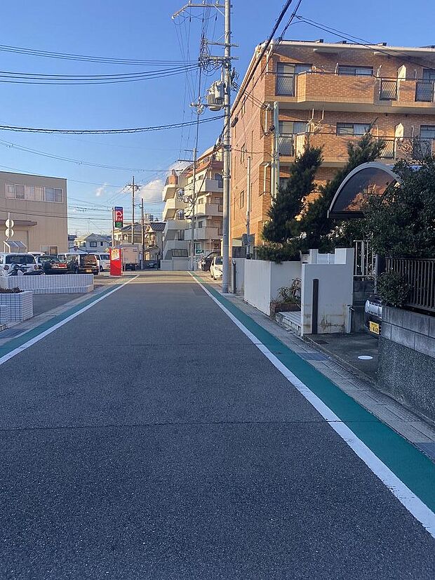 交通量少なめで安心の住環境です。