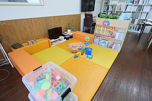 小さなお子様から小学生くらいまで楽しめるおもちゃやDVDをたくさんご用意しています。お子様連れのお客様も、安心してご来店ください♪