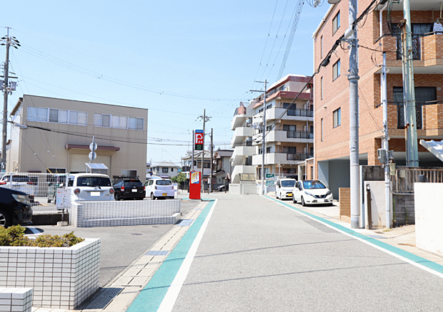 前面道路との高低さがなく、お車の出入りも楽々です♪
