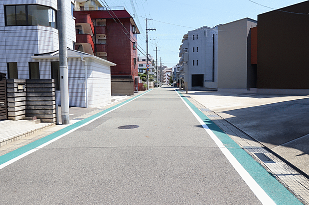 前面道路との高低さがなく、お車の出入りも楽々です♪