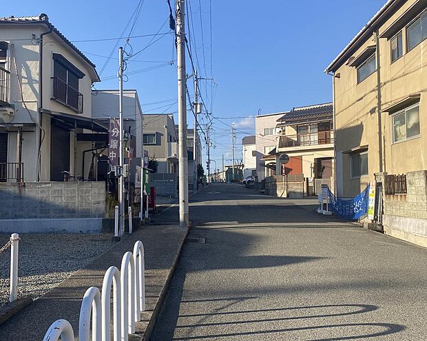 前面道路はゆとりの6mで、車のすれ違いや駐車もスムーズ。陽当たりや風通しにも優れた、快適な住環境です。