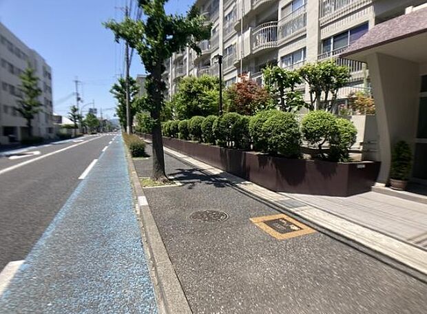 県道に面しておりお車での移動も楽々スムーズな立地