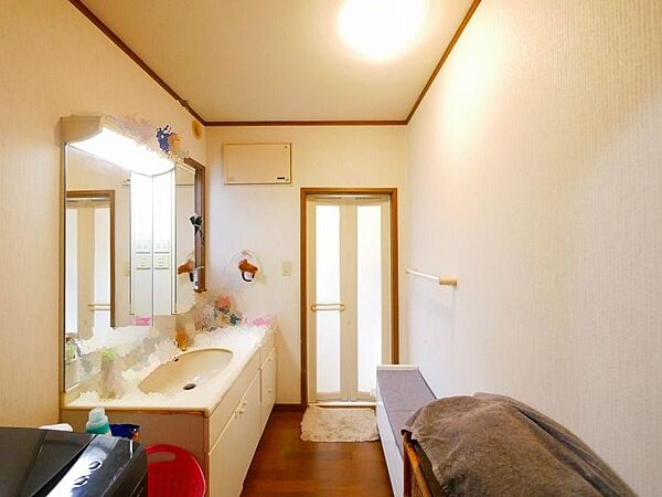 ご家族揃って身支度可能なゆとりの洗面室