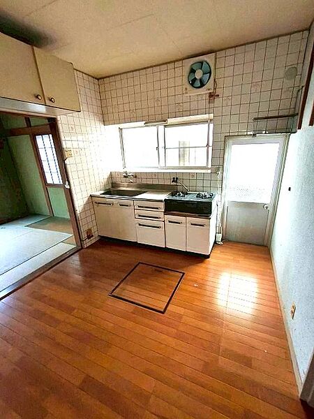 キッチン横には、ゴミ置きや換気にも便利な出入り口があります♪