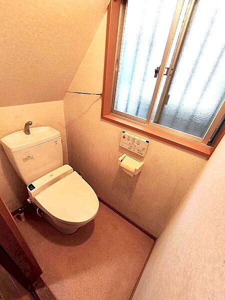 トイレには快適な温水洗浄便座付
