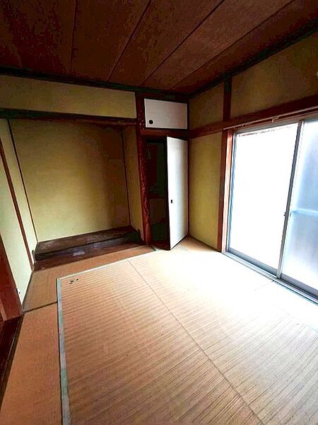 1階：床の間のある和室。