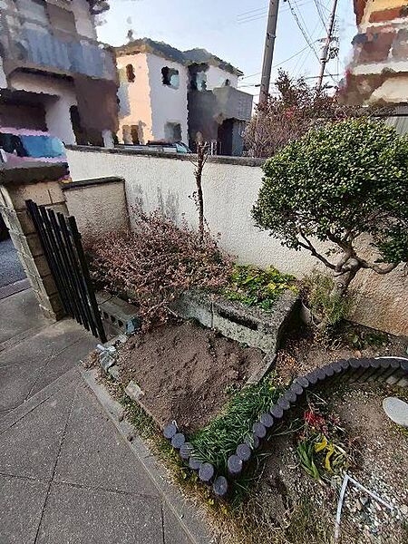 玄関前に庭先があり、四季の植栽で来客を優しく迎えます。