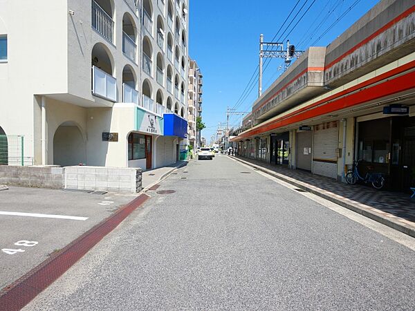 前面道路の様子。周辺にはスーパー・コンビニ・ドラッグストアなど生活施設が充実しています。