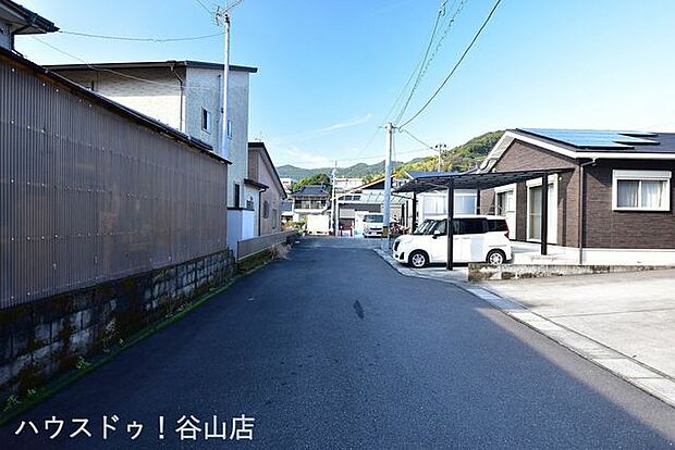 ”錦江台小学校近くの築浅の売家”の前面道路