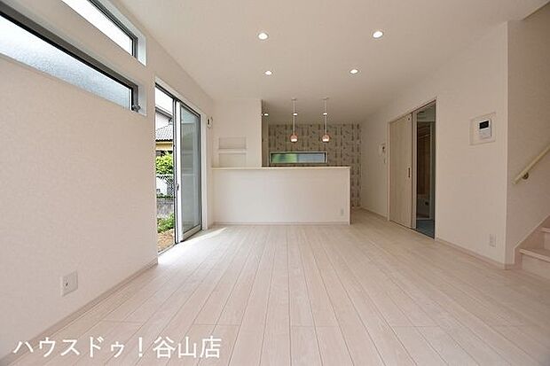 【過去施工例】リビングで遊ぶお子様にも目が届く、安心感で選ぶなら対面キッチン