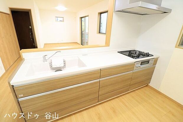 【過去施工例】デザイン性と機能性を兼ね備えたシステムキッチンです。