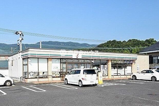 セブンイレブン鹿児島喜入店国道226号の喜入寺前交差点に位置するセブンイレブン鹿児島喜入店、24時間営業。3つの道路に面した広大な敷地に乗入れのしやすい駐車場が特徴です。 1090m
