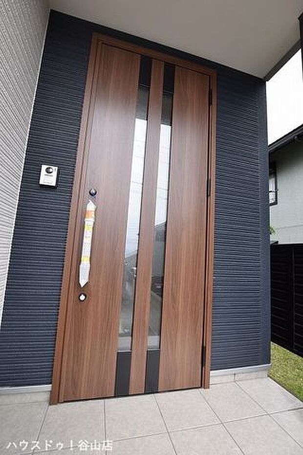 【過去施工例】上質感漂う玄関へのアプローチ。