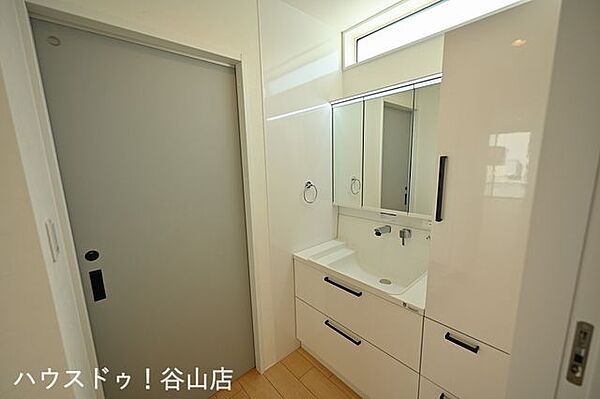 三面鏡の洗面台に収納がたくさんついています