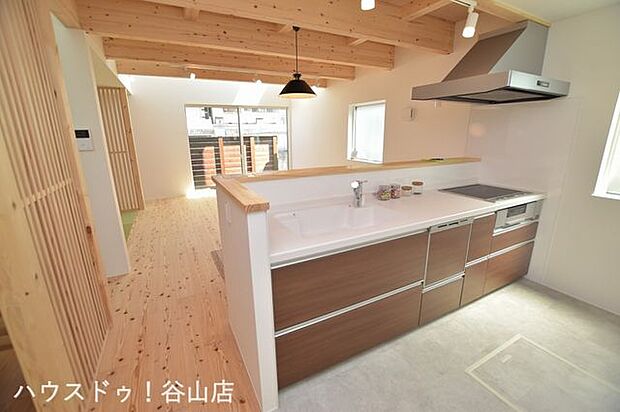 ”中山小学校近くの太陽光搭載の新築”のキッチン