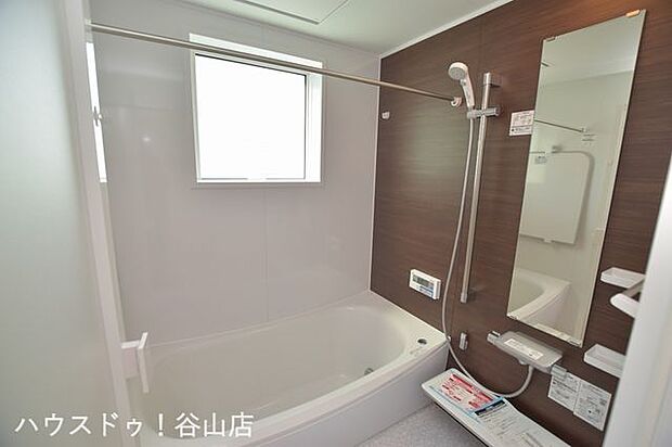 ”中山小学校近くの太陽光搭載の新築”の浴室