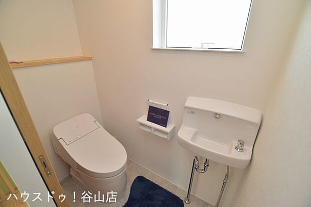 ”中山小学校近くの太陽光搭載の新築”のトイレ