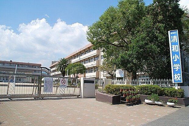 清和小学校【鹿児島市立清和小学校】は、上福元町に位置する1984年創立の小学校です。令和4年度の生徒数は1049人で、43クラスあります。校訓は「かしこく　うるわしく　たくましく」です。 960m