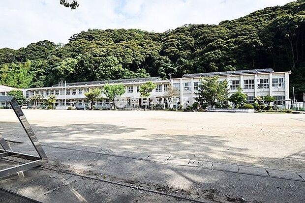 喜入小学校【鹿児島市立喜入小学校】は、喜入町に位置する1869年創立の小学校です。令和4年度の生徒数は245人で、11クラスあります。校訓は「至誠」です。 480m