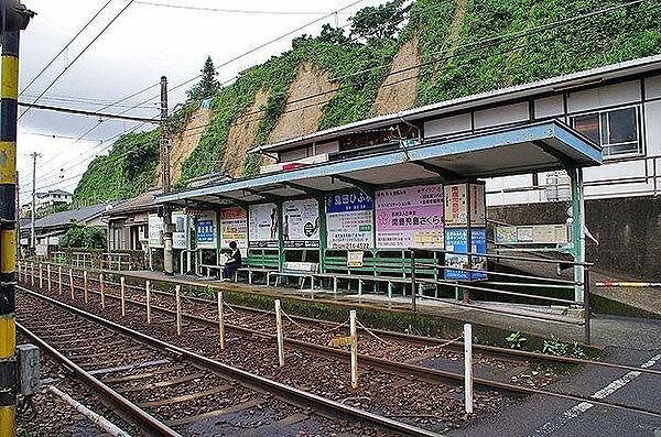 JR南鹿児島駅南郡元町にあるJR九州指宿枕崎線の駅で一日の平均乗車人数は約1263人（2019年度）近隣には志學館中等部、高等部ん、大学やヤマダ電機などがある 370m