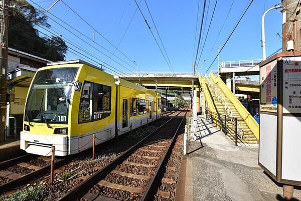 市電 南鹿児島電停JR駅側のホームに鹿児島駅前方面の電車が発着する。車椅子は不可。1日平均乗降人員は1326人（2015年）出典: 『ウィキペディア（Wikipedia）』　近隣には志學館大学、仁…