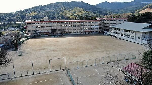 福平中学校【鹿児島市立福平中学校】は、平川町に位置する1947年創立の中学校です。令和4年度の生徒数は521人で、19クラスあります。校訓は「自主・好学・誠実・健康」です。 2800m